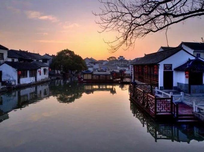 为什么总有人误以为我奇丑无比，我真的很郁闷，就因为我漂亮聪明，所以我肯定不好看？什么逻辑？